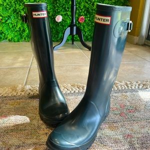 Hunter Navy Huntress Boots.  Size 9